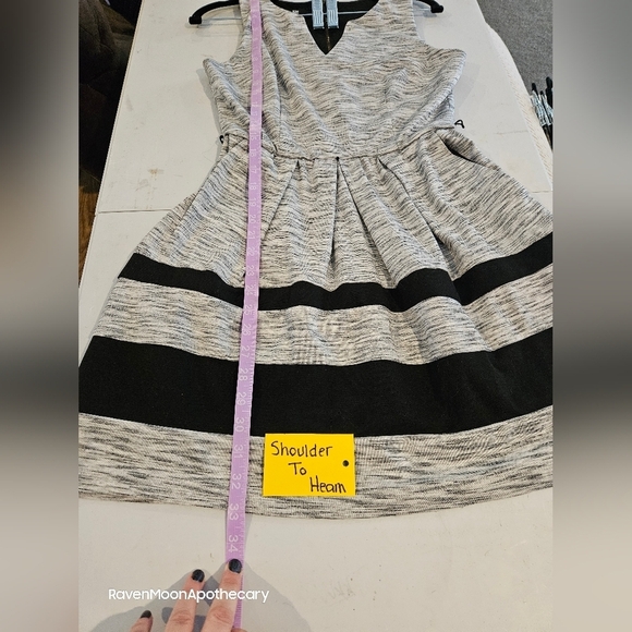 IZ Byer Dress 7 Juniors - Picture 11 of 11